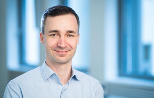 Stärkung der Technologiekompetenz: Dr. Simon Assion wechselt zu Fieldfisher