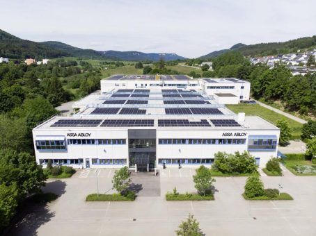 Nachhaltige Standortsicherung: ASSA ABLOY optimiert Energiemix mit neuer PV-Anlage