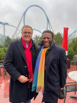 Roberto Blanco genießt den Winterzauber im Europa-Park