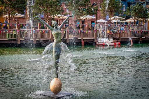 Kunst im Europa-Park: Neue Bronzeskulptur „Ballerina“ vor dem Hotel „Krønasår“