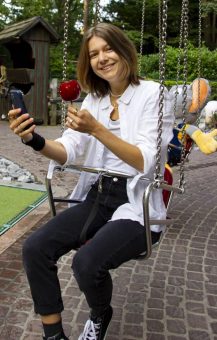 Paradiesapfel im Kettenkarussell – TikTok-Star Anna Thoma auf Geschmacksreise im Europa-Park