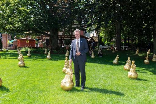 Günther H. Oettinger begeistert von Europa-Installation