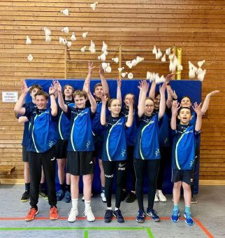 Jugendteam des Badmintonvereins BSV Jungingen freut sich über die neuen Trikots von ASSA ABLOY