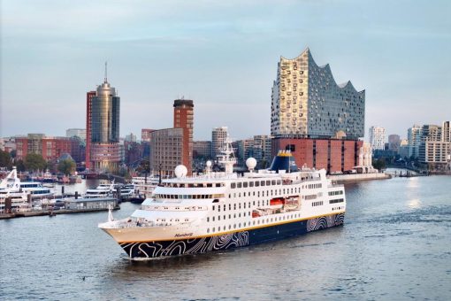 Hochsee-Kreuzfahrtschiff MS »Hamburg« fährt auf drei Flüssen