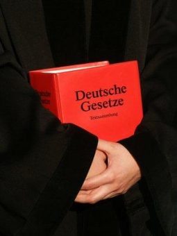 Löschung angeordnet: C.H. Beck darf „Rot“ nicht länger exklusiv verwenden