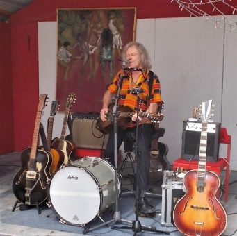 »Großmeister des Folk und Blues« – (Süddeutsche Zeitung)