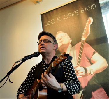 Kulturgewächshaus Birkenried, 28. November 14 Uhr: Udo Klopke, ein gefragter Studiomusiker stellt seine eigenen Songs vor