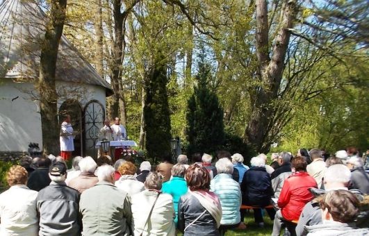 10. Mai 14 Uhr: Kapellenfest, traditioneller Gottesdienst mit anschließender Kuchenschlacht
