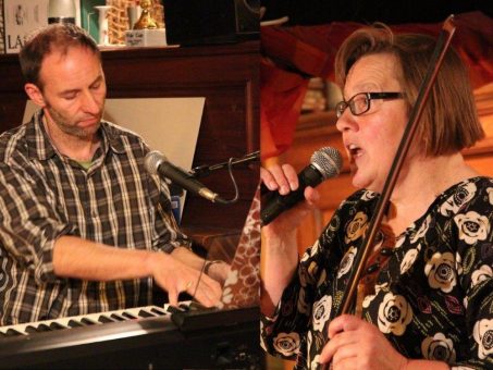 Äbbäs mit Klavier, Gesang, Geige und Gitarre – Äbbäs Schees, Äbbäs von Ällem: Sonntags-Matinee 3. Dezember 14 Uhr mit Bernd Pfetsch und Ines Greiner