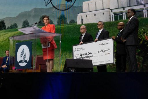 Adventistische Kirche übergibt Scheck mit 100.000 US-Dollar für Katastrophenhilfe an Bürgermeisterin von St. Louis