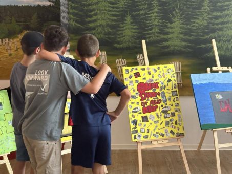 „Mal mal Energie“: Schöndorfer-Grundschüler gestalten Ausstellung im Stadtwerke-Kundenzentrum