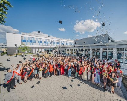Über 1000 Gäste feiern den erfolgreichen Studienabschluss der diesjährigen Absolventinnen und Absolventen auf dem Campus