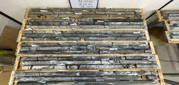 Antimony Resources Corp. (CSE: ATMY) (FWB: K8J0) gibt den Abschluss der ersten Bohrphase bekannt: Entdeckung einer massiven antimonhaltigen Stibnitmineralisierung auf 20 Metern in Bohrloch BH-25-05; 70 % der Bohrlöcher enthalten antimonführenden Stibnit.