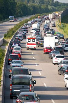 Lebensrettender Platz: Die Rettungsgasse – schärfere Sanktionen bei Nichtbeachtung