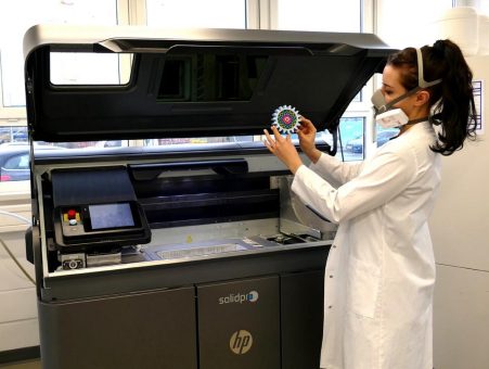 Jetzt wird’s bunt! Das SKZ erweitert sein 3D-Druck-Portfolio um die „Multi Jet Fusion“-Technologie