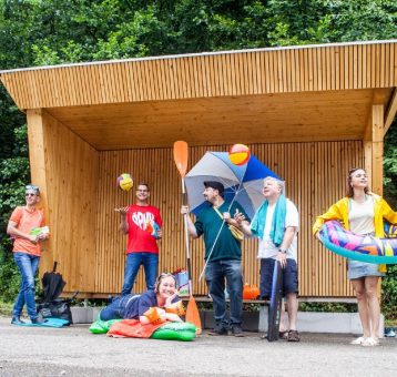 Neuer Fahrgastunterstand aus Holz am Opfinger See: Mehr Komfort für Badegäste