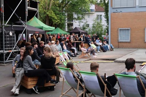 Studierende lassen Zukunftsvisionen auf Fassade erstrahlen