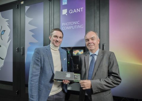 Leibniz-Rechenzentrum rechnet jetzt mit Licht: Weltweit erster photonischer KI-Rechner von Q.ANT geht in Betrieb