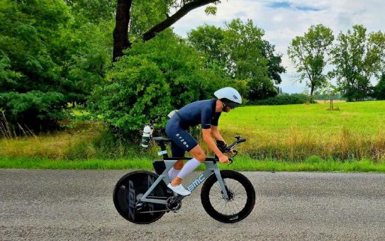 Grenzen verschieben: vom Büroalltag zur Triathlon-Weltmeisterschaft in Nizza
