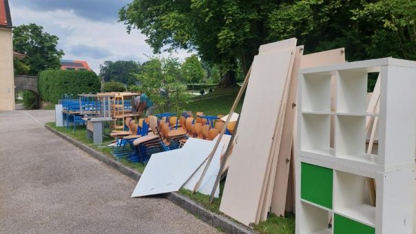 Bayerische Schulmöbel finden neuen Platz in serbischen Schulen