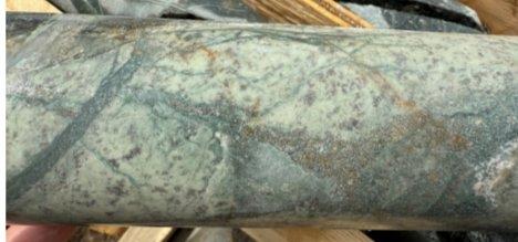 Sichtbare Kupfermineralisierung in Bohrkernen und Gesteinsproben mit bis zu 26 % Kupfer und 5,73 Gramm Gold pro Tonne in Yukon Metals Konzessionsgebiet AZ