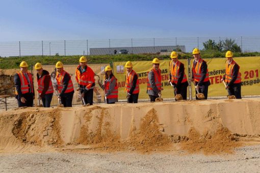 Spatenstich zum modernen Max Bögl Ausbildungszentrum in Deining