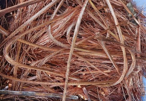 Selbst Demontage arbeiten sind Teil des Portfolios des Schrotthändlers in Mülheim an der Ruhr – und das NRW-weit