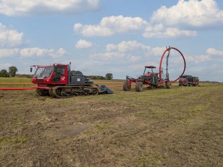 Leitungsbau ohne Flurschäden – Kabelpflug-Technik für bodenschonende Verlegung von Kabeln und Rohren
