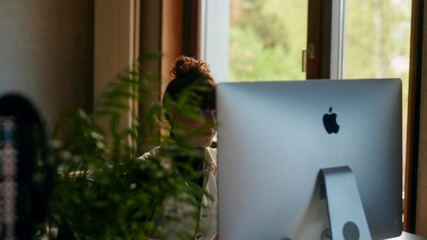 KI verändert SEO: Wie Sie mit Struktur und Topical Authority in AI Overviews sichtbar bleiben.