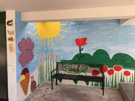 Kunst unter freiem Himmel: Patient:innen bringen die „Vier Jahreszeiten“ an die Fassade ihres Pavillons