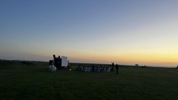 Stummfilmklassiker unter freiem Himmel: Wanderkino in Neßmersiel