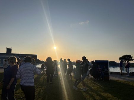 Finale der Silent Disco 2025: Tanzen am Strand und im Seepark