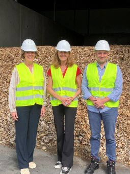 HanseWerk-Tochter HanseWerk Natur: Finanzministerin Silke Schneider besucht Holzgaskraftwerk in Wahlstedt