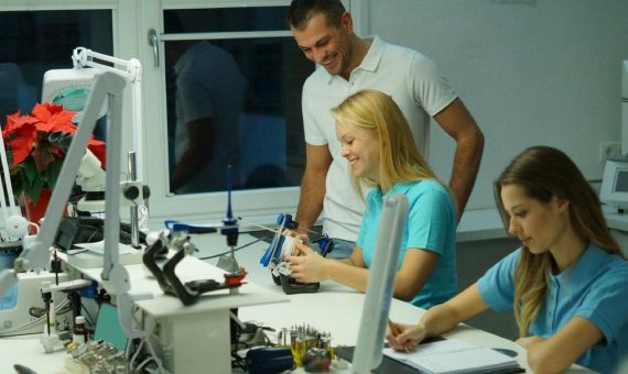Gemeinsam moderne Aus- und Fortbildung der ZahntechnikerInnen gestalten – 1. Dentaler  Berufsbildungsgipfel in Berlin – ZahntechnikerIn 4.0