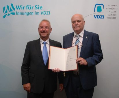 Goldene Ehrennadel für Thomas Lüttke