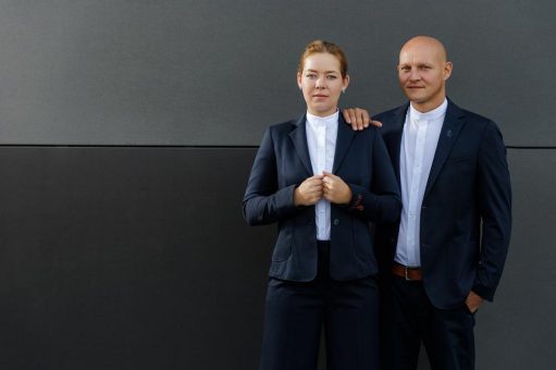 Messebau trifft Mode  – einzigartige Kooperation in Sachen Corporate Fashion & Raumgestaltung