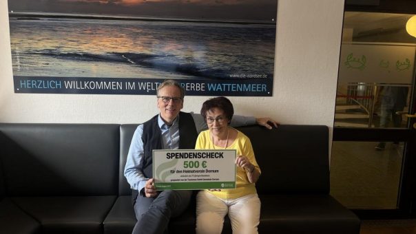 Tourismus GmbH Dornum unterstützt Heimatverein mit Spende zum 75-jährigen Jubiläum