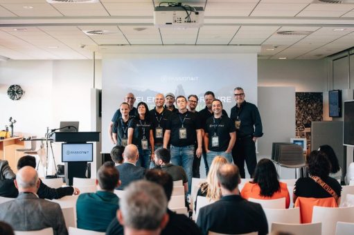 Gipfeltreffen 2025 im Jahnstadion Regensburg: Weltpremiere von KI-Buddy AMAIKO begeistert über 100 Gäste