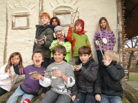 ArchaeoKids-Kinderclub: Tonrassel und Schwirrholz