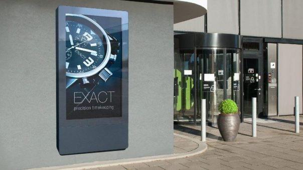 digitalSIGNAGE.de 75 Zoll Outdoor LCD Stele für Digital Signage mit Cloud-Steuerung