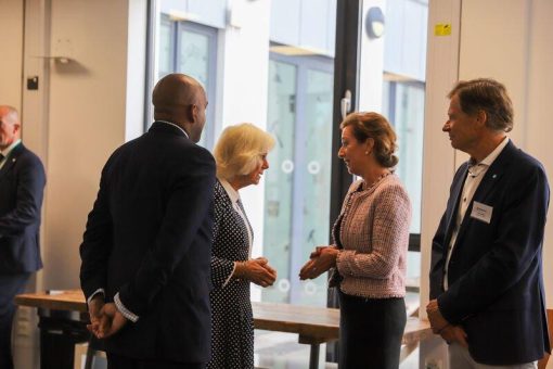 Queen Camilla würdigt 25 Jahre ShelterBox