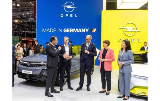 Bundeskanzler Friedrich Merz besucht Opel-Stand auf der IAA Mobility