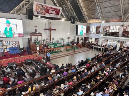 Tansanischer Vizepräsident Mpango begrüßt die Vollversammlung der VEM in internationalem Eröffnungsgottesdienst in Daressalam