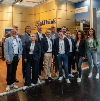 akf bank zieht Erfolgsbilanz auf dem Caravan Salon 2025: Hohe Nachfrage nach Finanzierung und Leasing