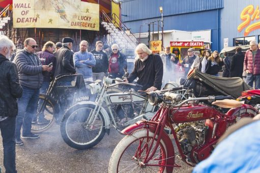 Zweirad-Klassiker, Vespa-Akrobatik und Steilwand-Show