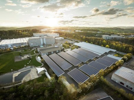 ABB realisiert ersten CO2-neutralen Fertigungs-Standort in Deutschland