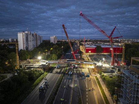 Längste integrale Holzbrücke der Welt in Mannheim eingehoben
