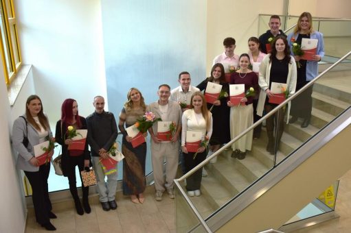 Pflegefachkräfte feiern erfolgreiches Examen am Wicker-Bildungszentrum