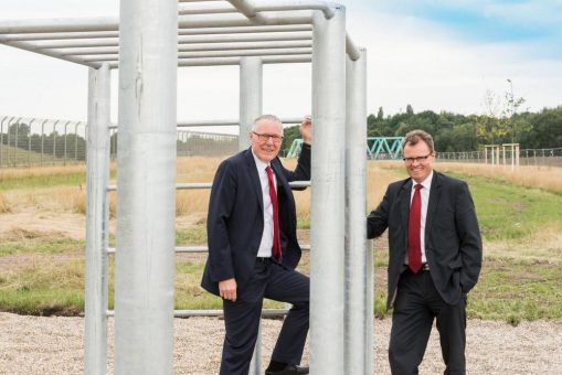 Öffentliche Grünanlage entlang der Emscher: Mit „Hangpark Wehofen“ bietet thyssenkrupp Anwohnern und Radfahrern neuen Spiel- und Rastplatz