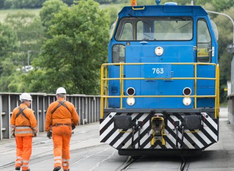 Fahrt ins Blaue: Werkloks von thyssenkrupp in Hohenlimburg erstrahlen in neuem Design – Weltweit erste Schienenfahrzeuge in tk-blau